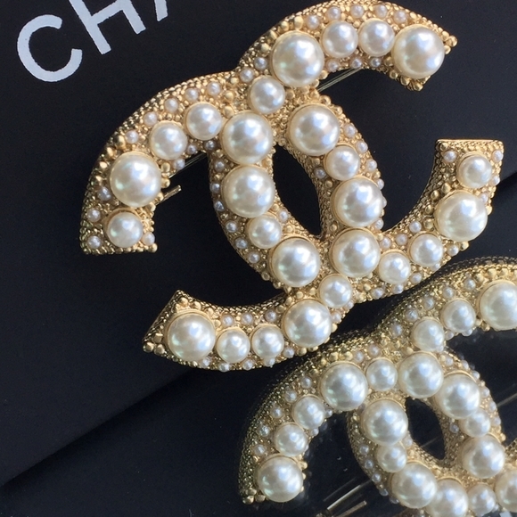 CHANEL Brooches